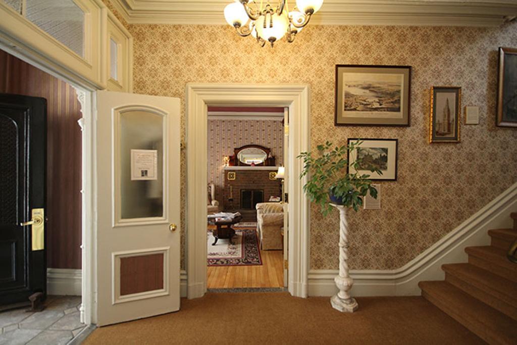 Bed & Breakfast Albert House Ottawa